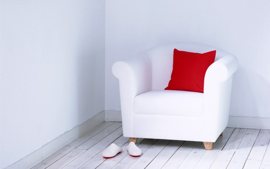 Красное кресло в интерьере