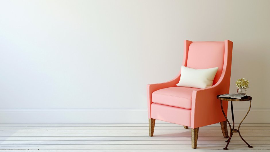 Кресло на фоне белой стены