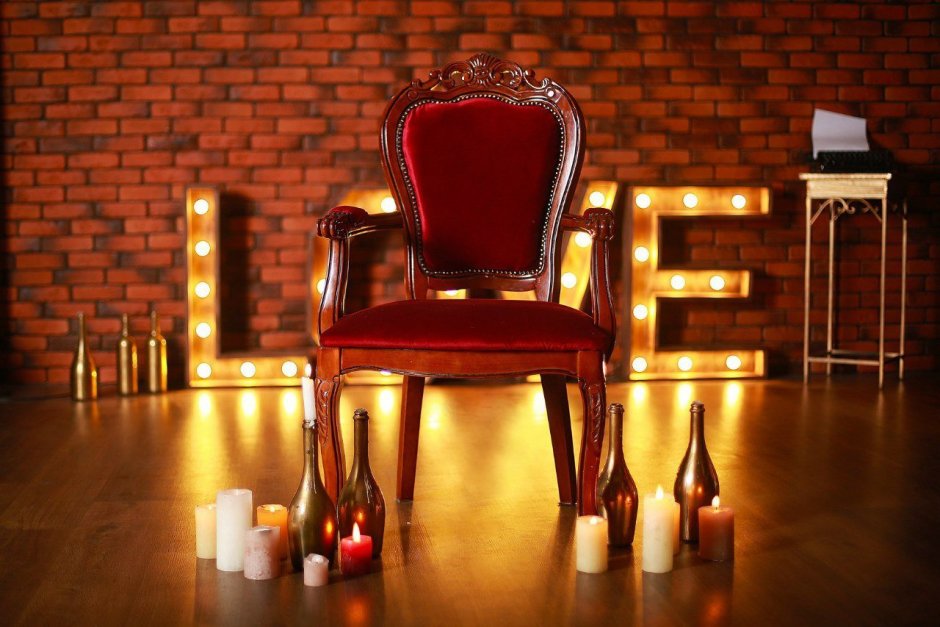 Кресло у стены