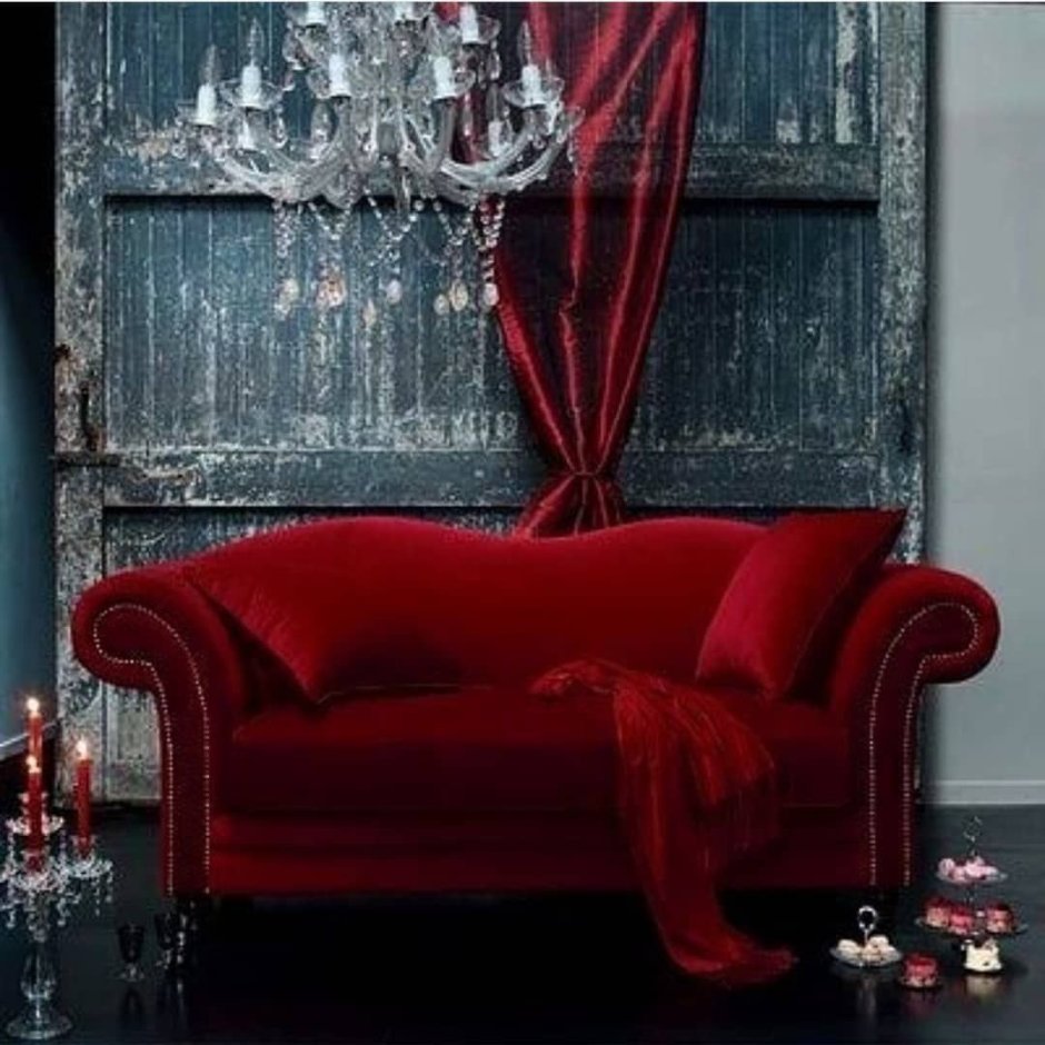 Кресло на фоне стены