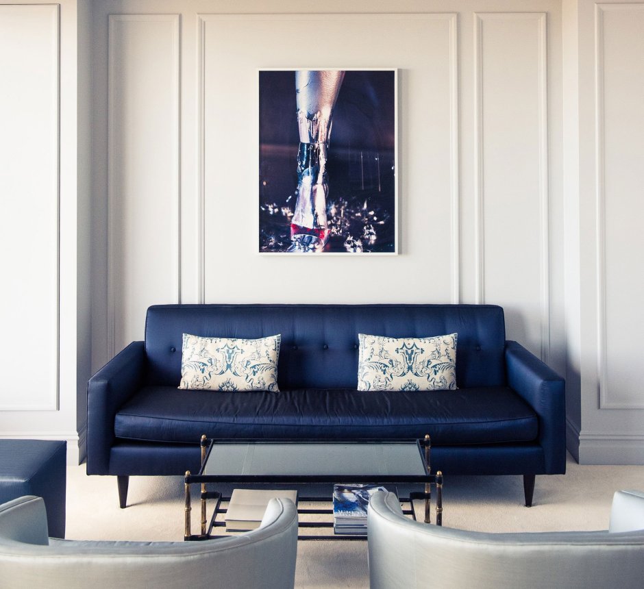Тёмно-синий диван в интерьере