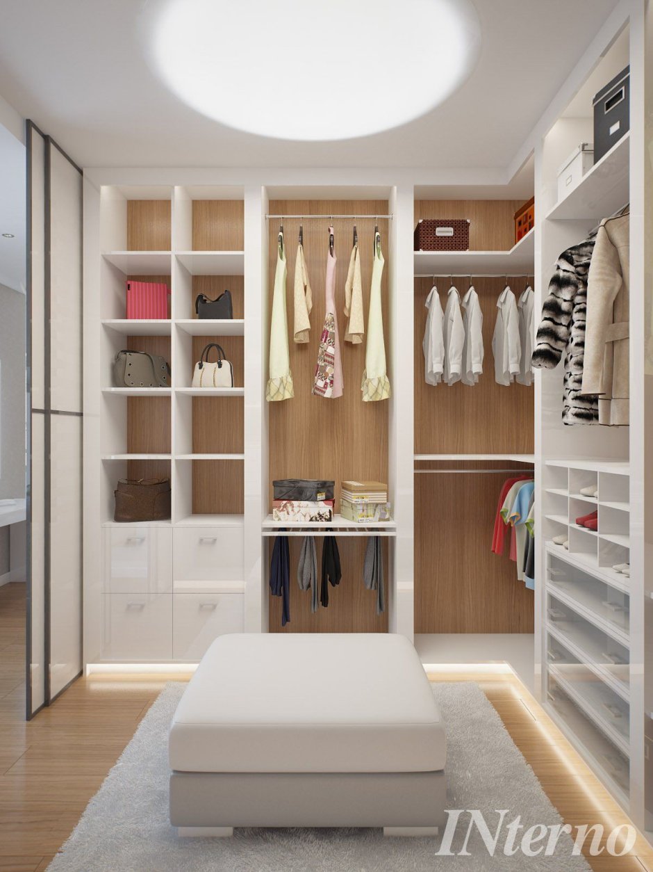 Маленькая гардеробная комната в классическом стиле