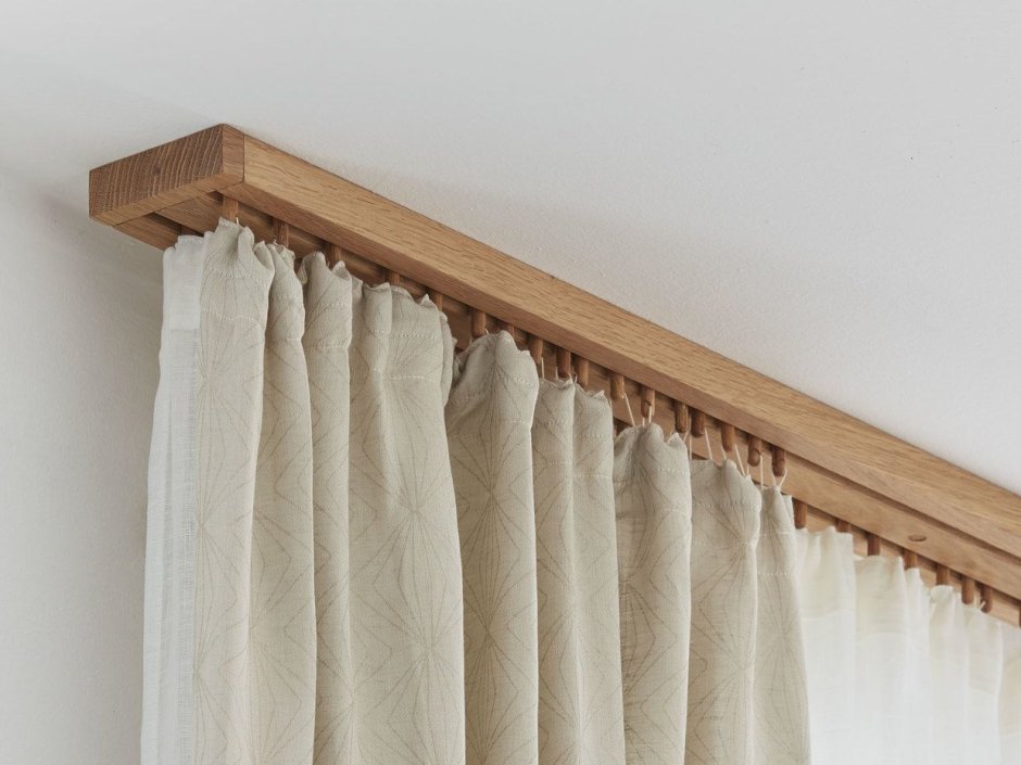 Деревянные карнизы с короткими шторами в интерьере