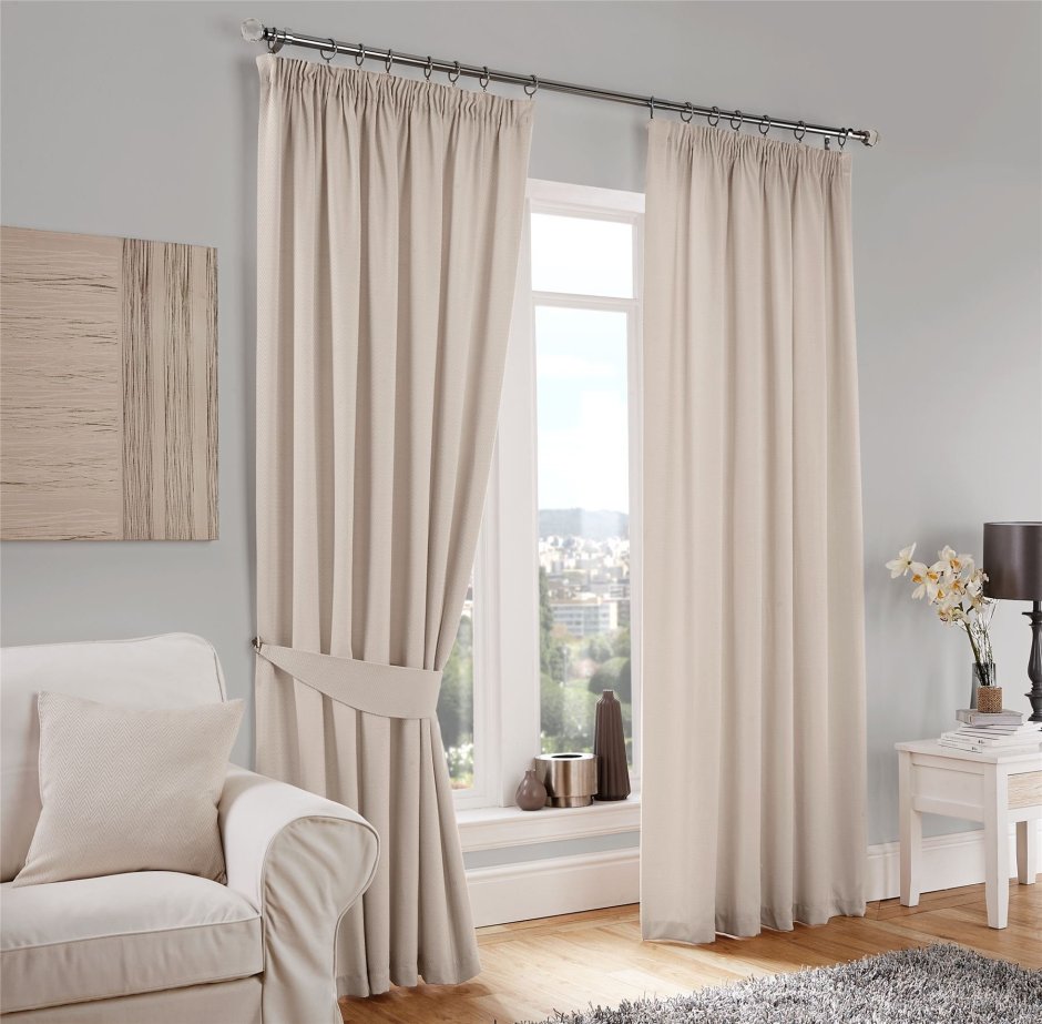 Светлые шторы в гостиную