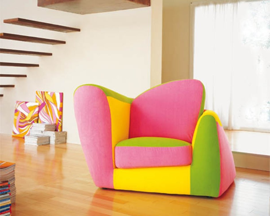 Разноцветные кресла в интерьере