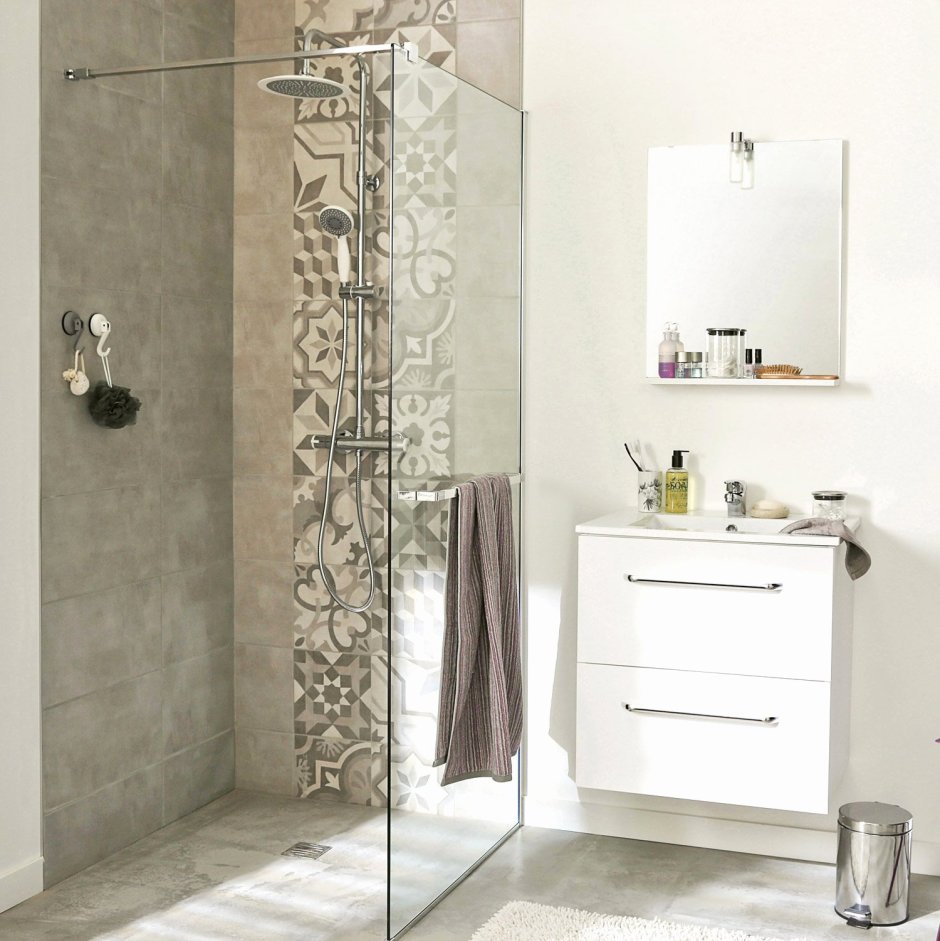 Плитка из Леруа Мерлен в интерьере ванной с душевой