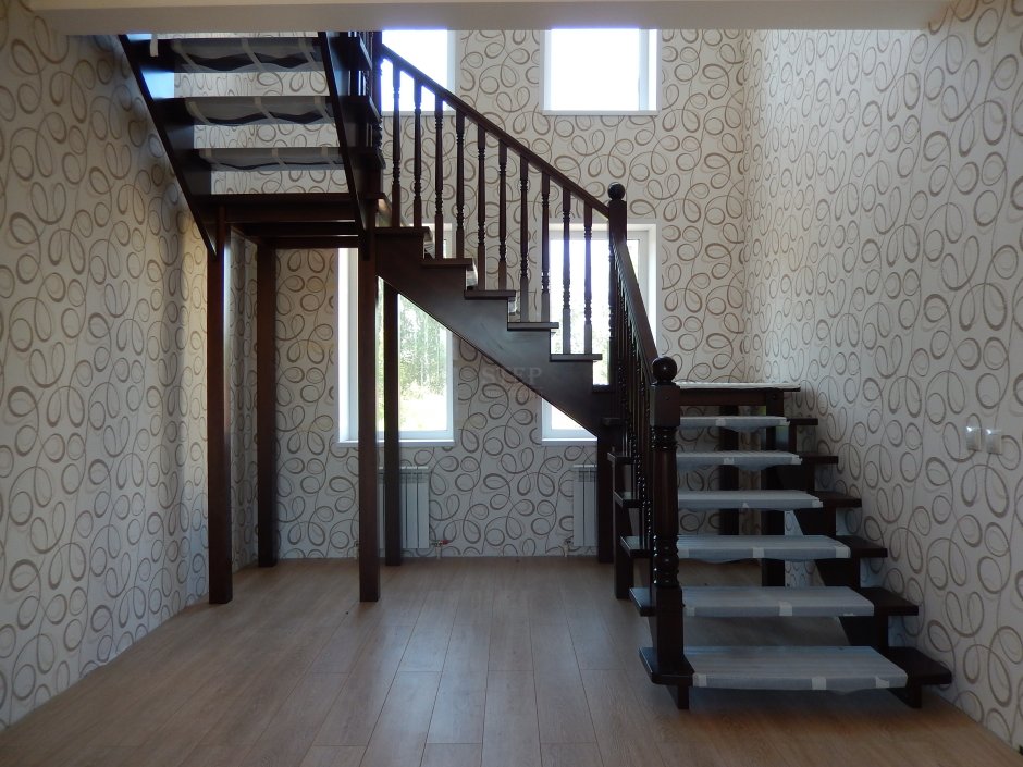 Трехмаршевая лестница деревянная