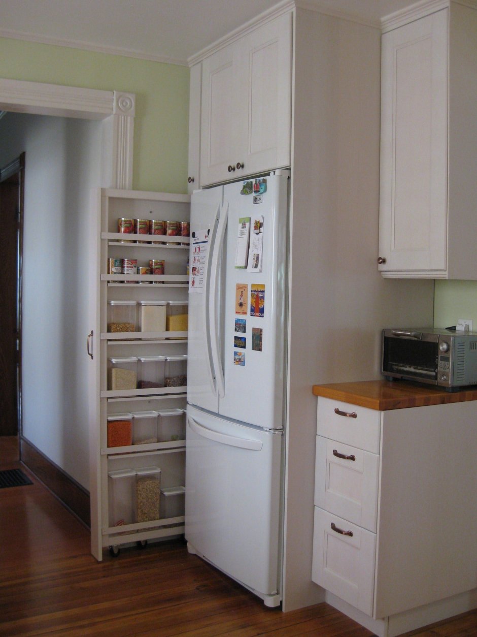 Выдвижной шкаф около холодильника