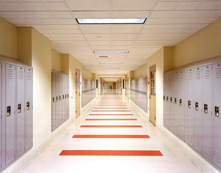 Школьный коридор шкафчики