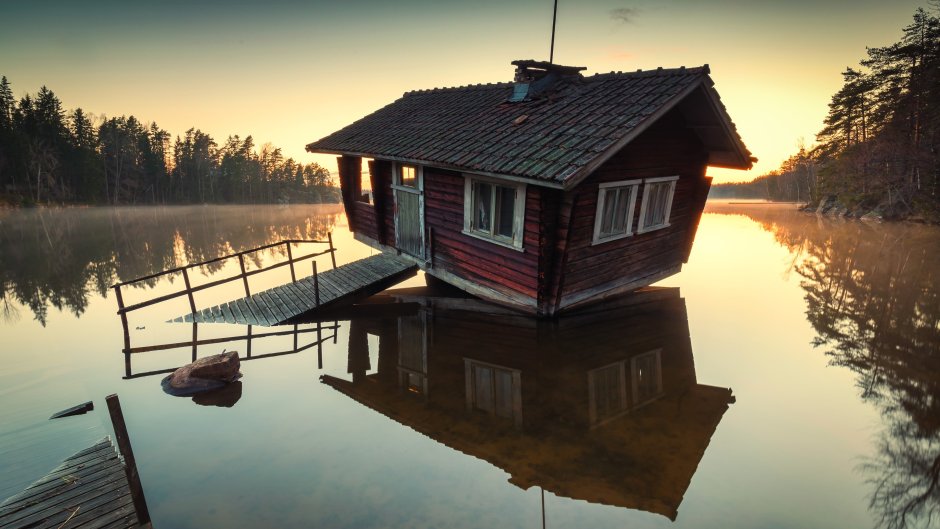 Красивый дом у воды