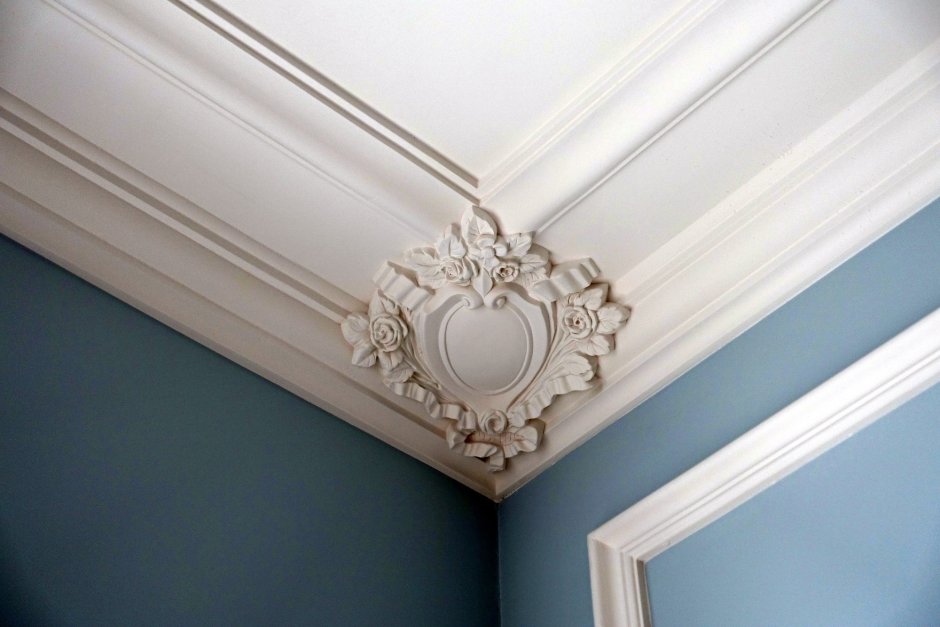 Потолочные плинтуса в интерьере Баррока