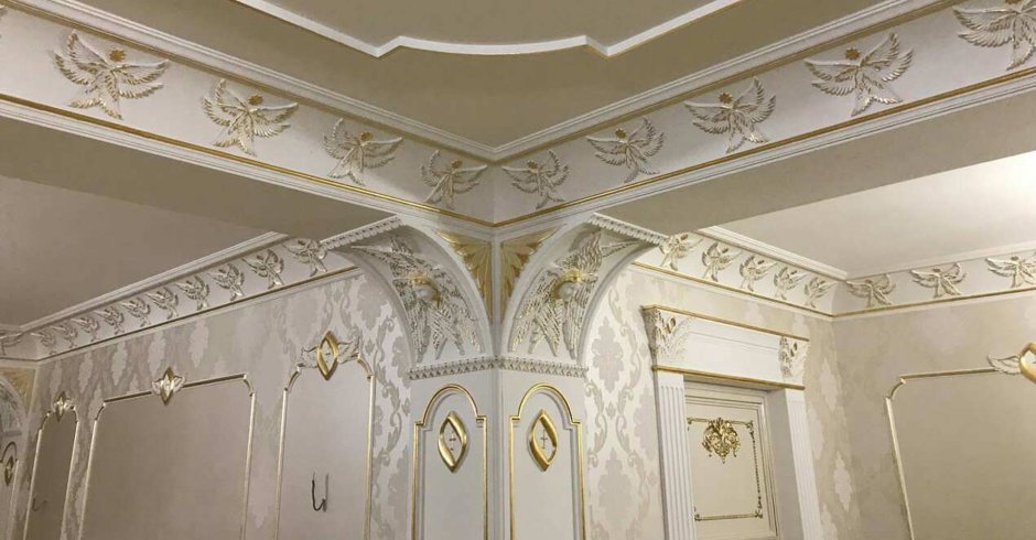 Декоративный плинтус на потолок