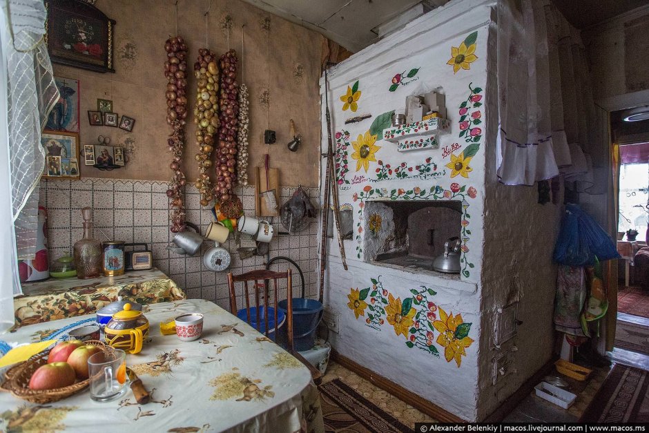 Кухня в деревенском доме у бабушки