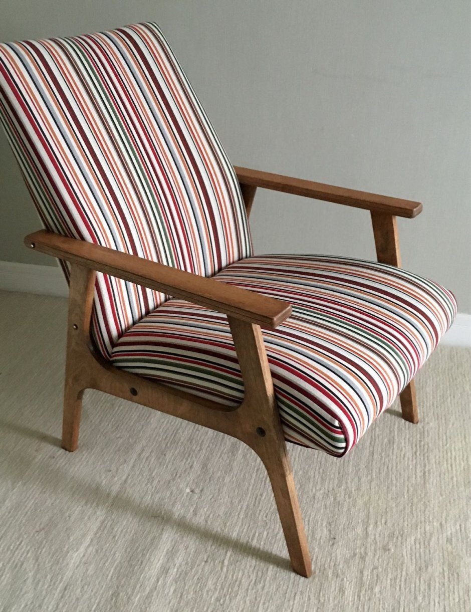 Мягкое кресло с деревянными подлокотниками
