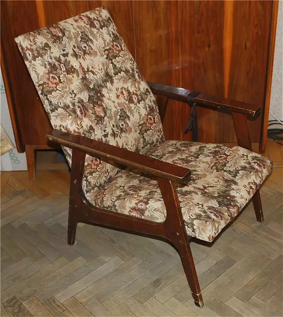 Старое кресло с деревянными подлокотниками