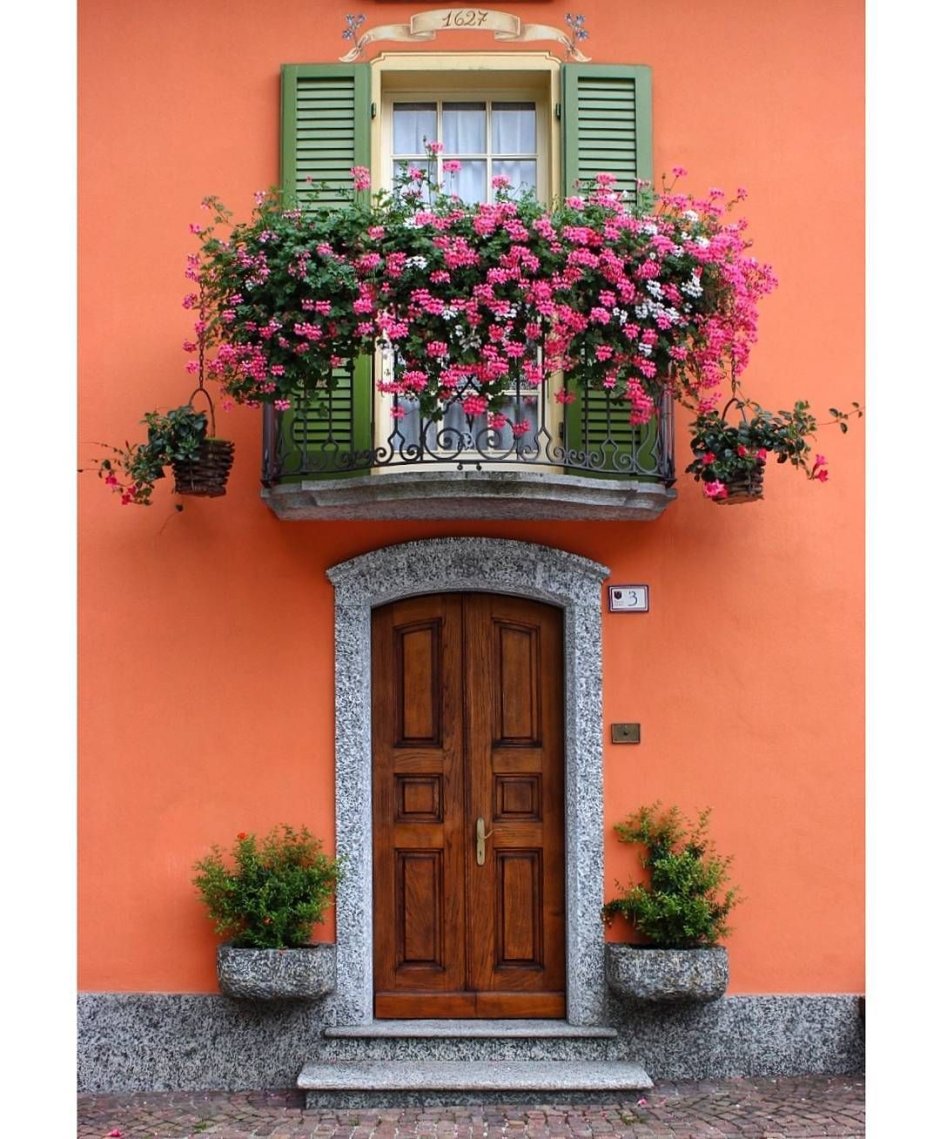 Итальянский балкончик с цветами