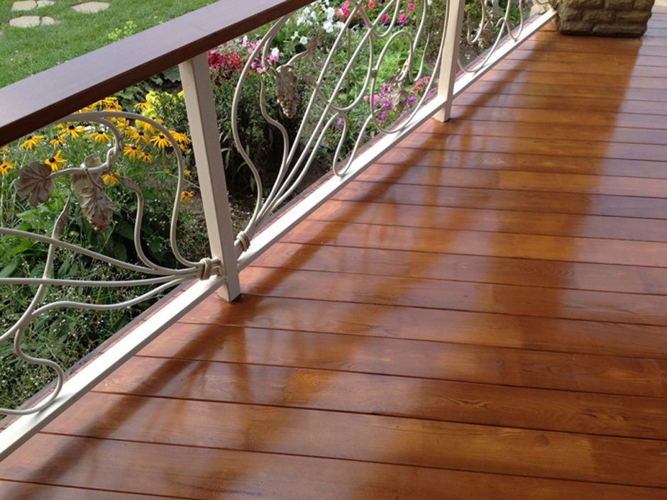 Горизонтальные полосы для балкона из террасной доски