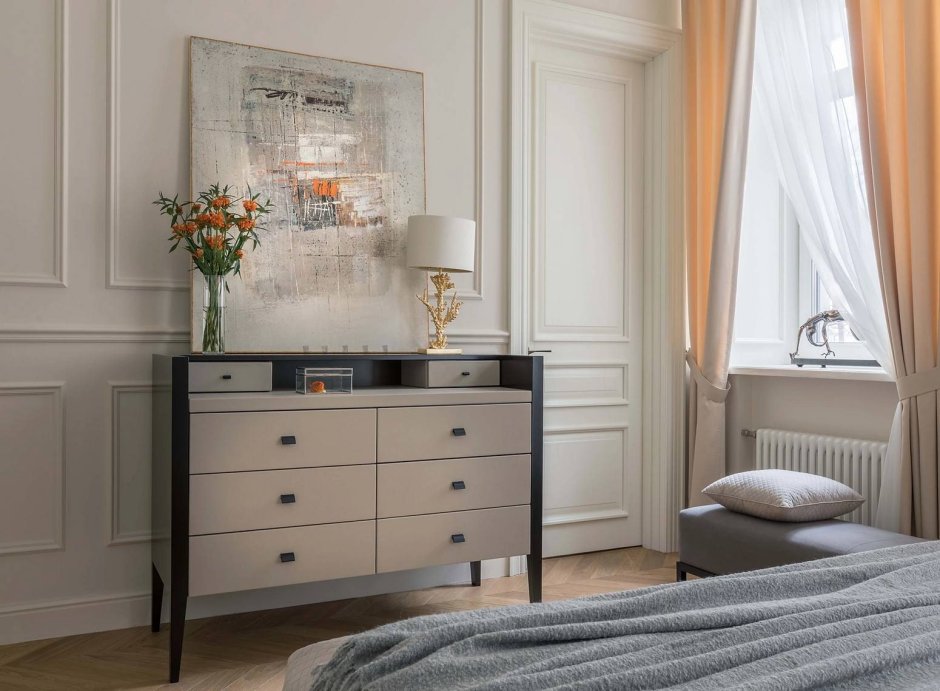 Комод в интерьере спальни