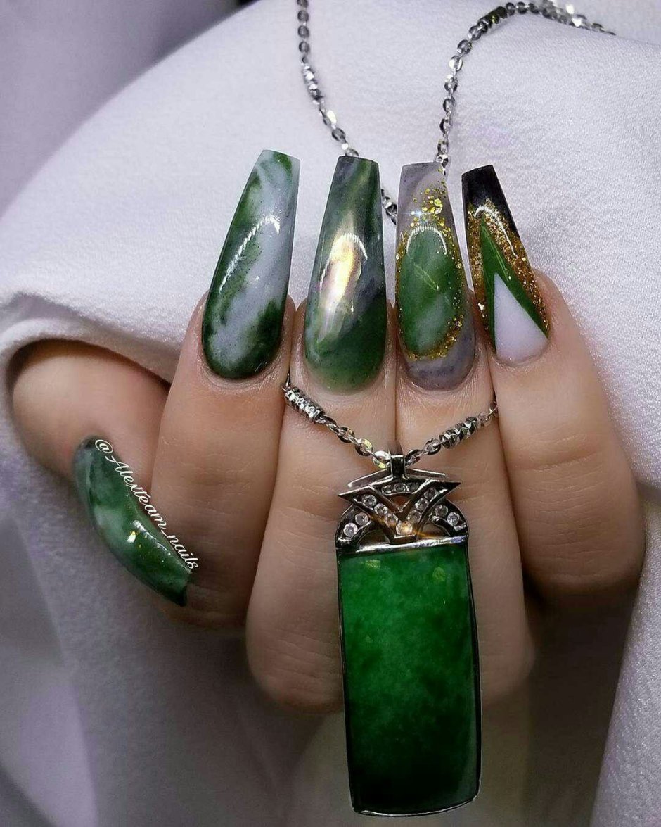 Зелёный мрамор на ногтях
