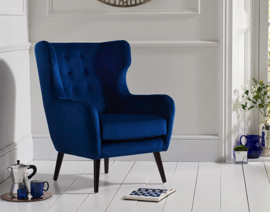 Синие стулья в современном интерьере кухни