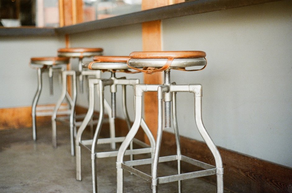 Барные стулья в интерьере кафе