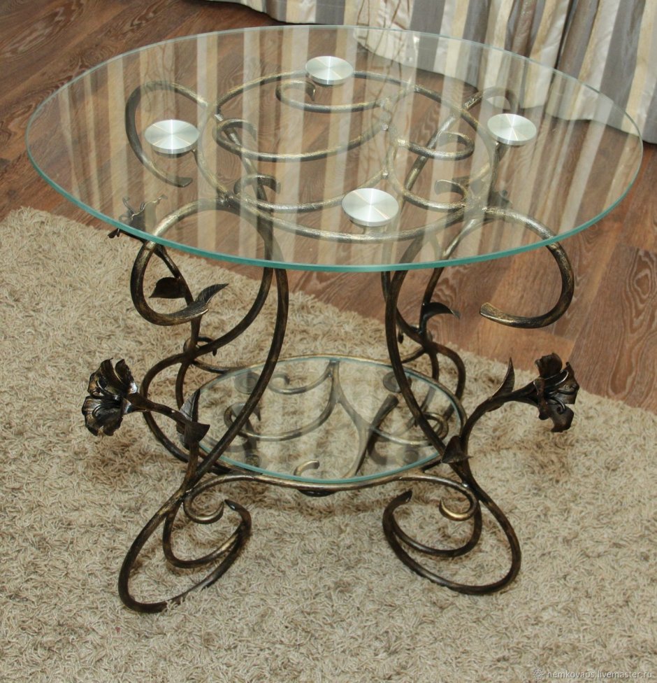 Столик с кованными ножками