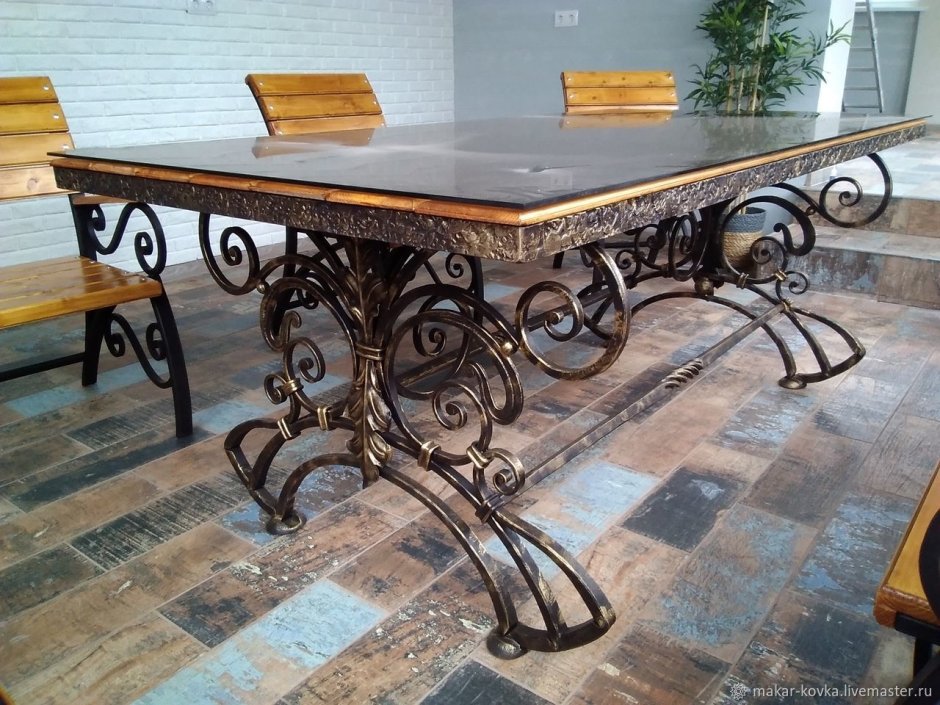 Кованый журнальный столик