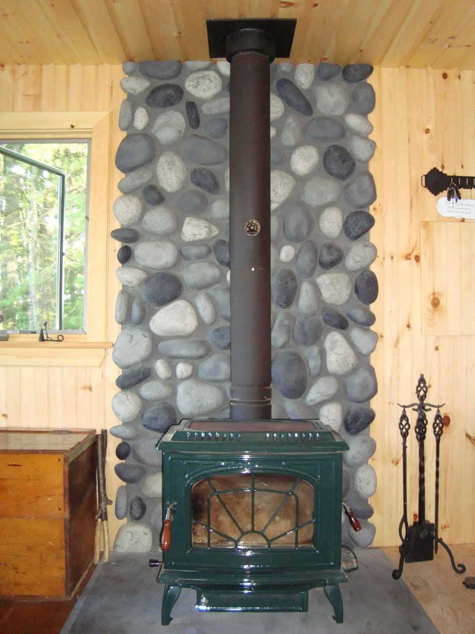 Железный камин в деревянном доме