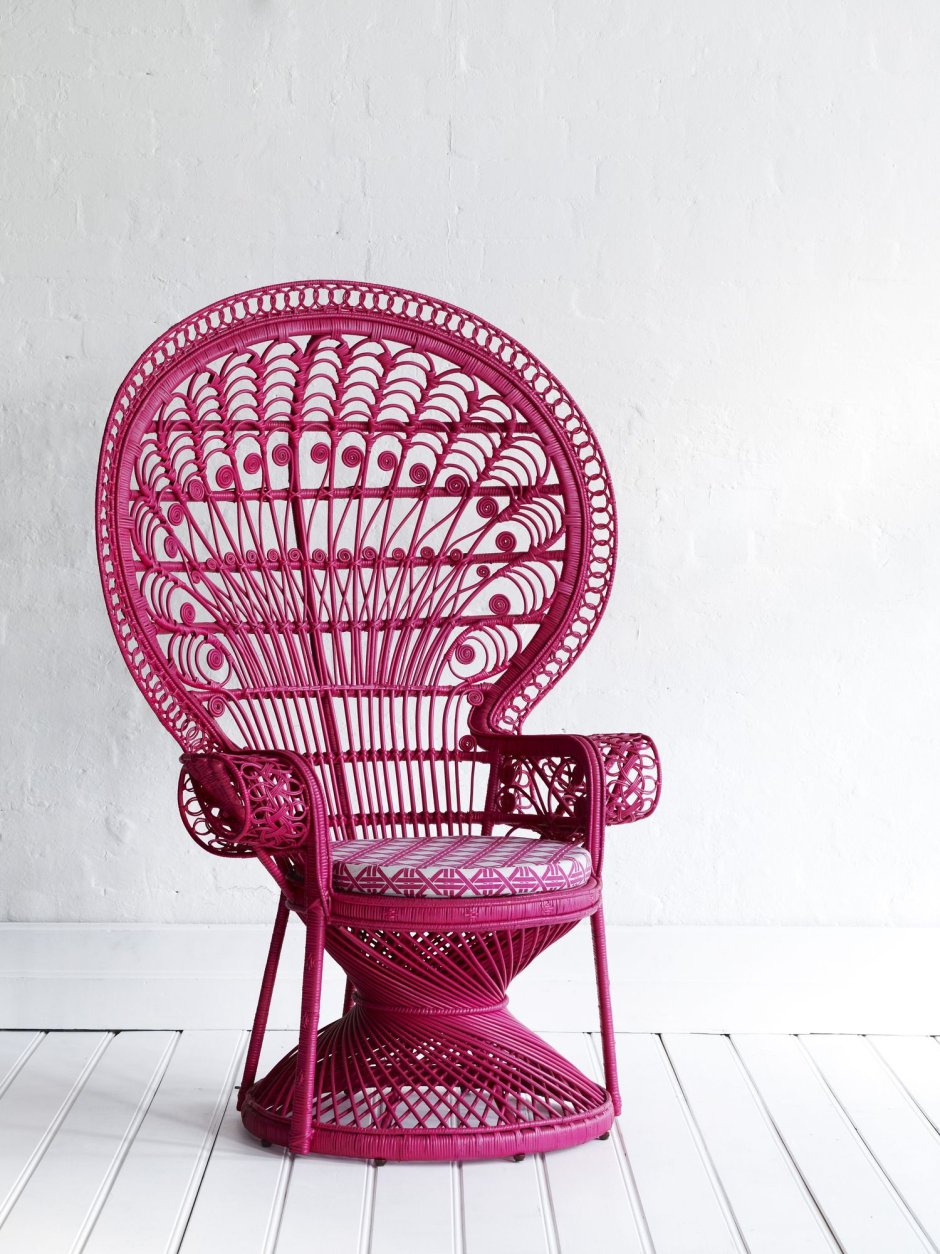 Розовое плетеное кресло