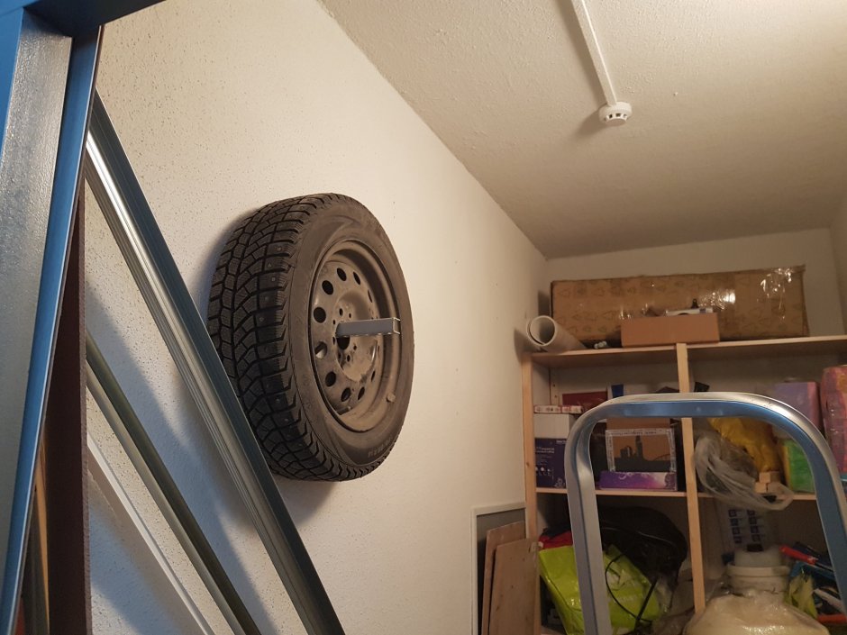 Стойка для колес в гараже