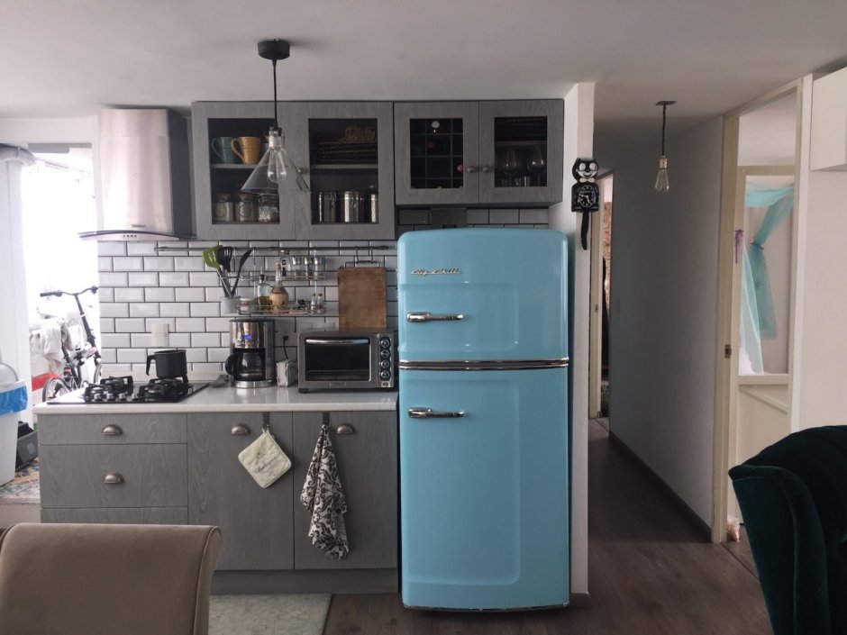 Голубой холодильник в интерьере