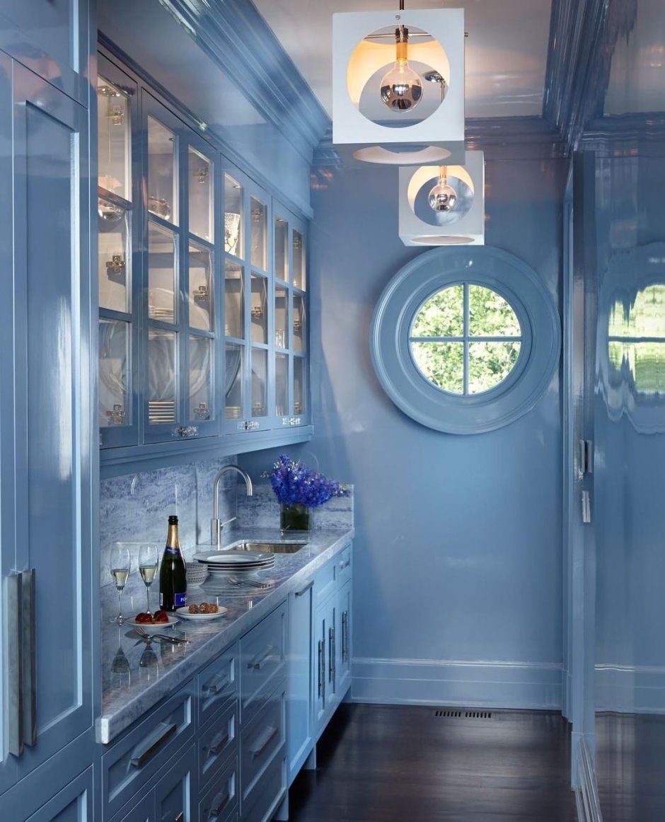 Синий холодильник в интерьере кухни