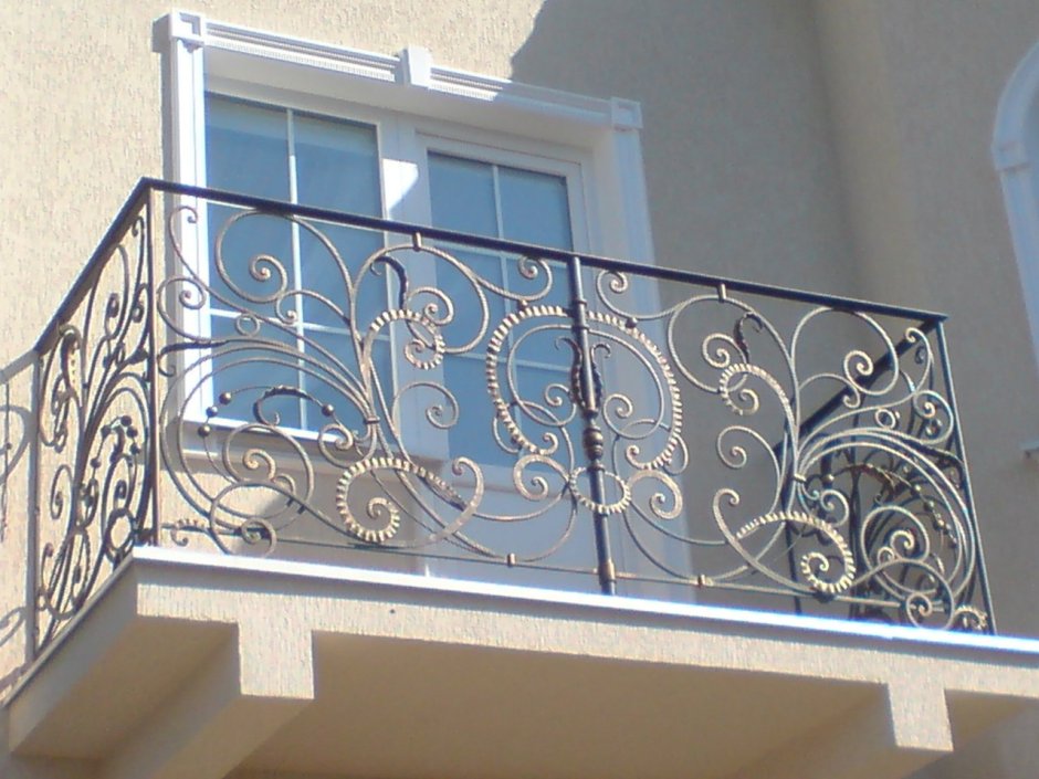 Ограждение балкона в частном доме из металла и ПКА