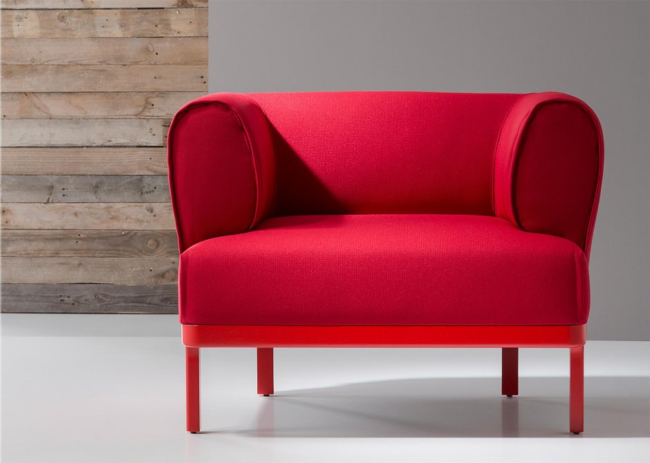 Красное кресло в интерьере