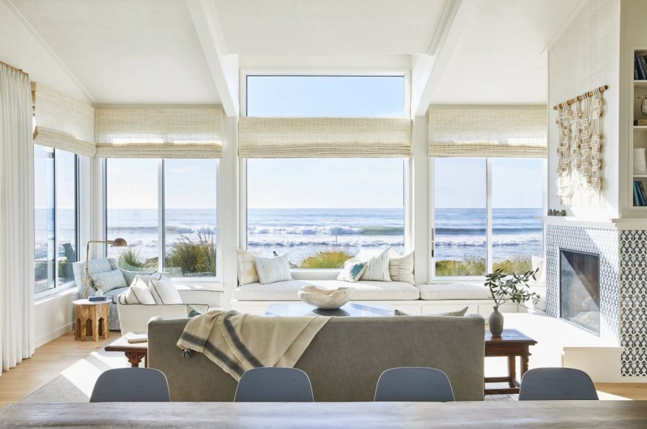 Гостиная с панорамными окнами на море
