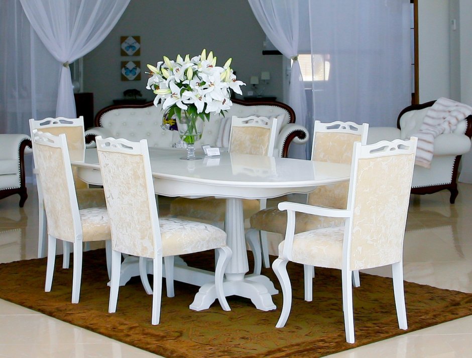 Белый стол в гостиную со стульями