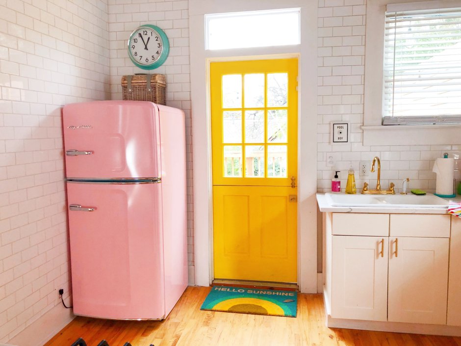 Розовый холодильник в интерьере