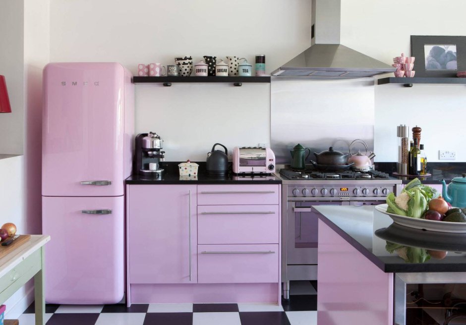 Розовый холодильник в интерьере кухни