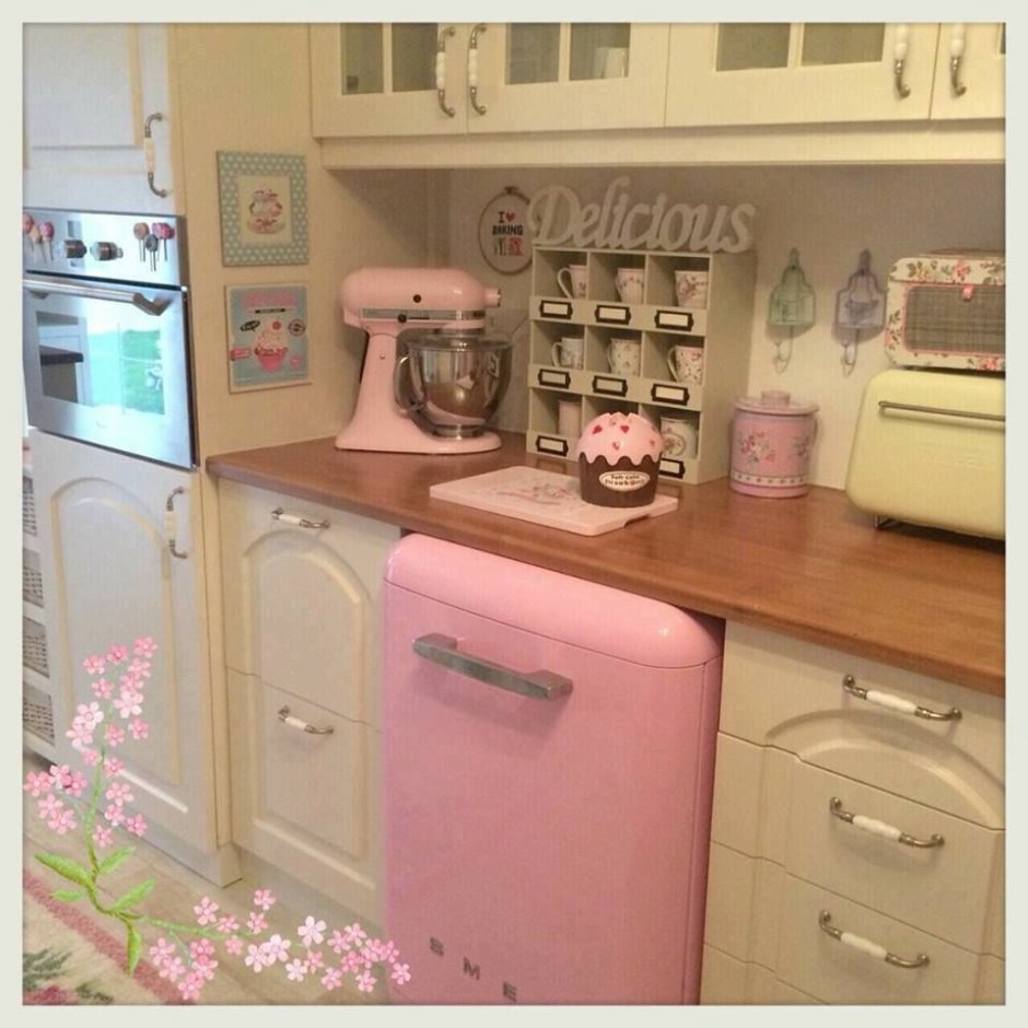 Розовый холодильник в интерьере