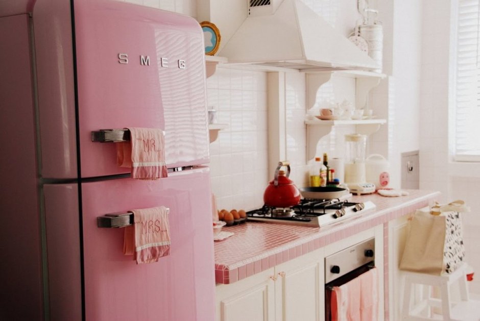 Холодильник Смег розовый