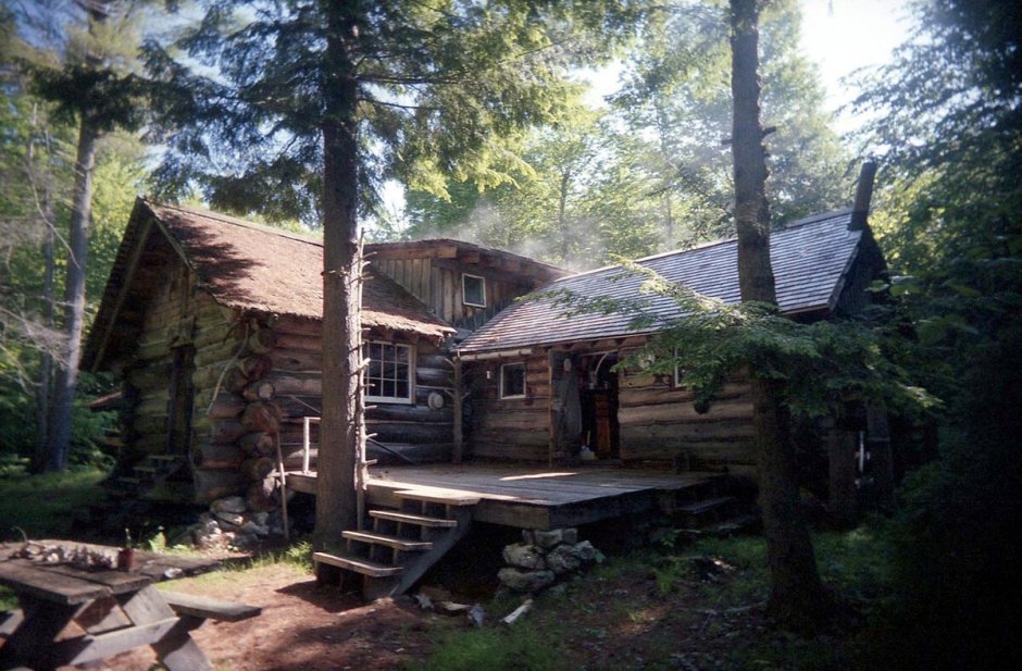 Заимка охотника в тайге