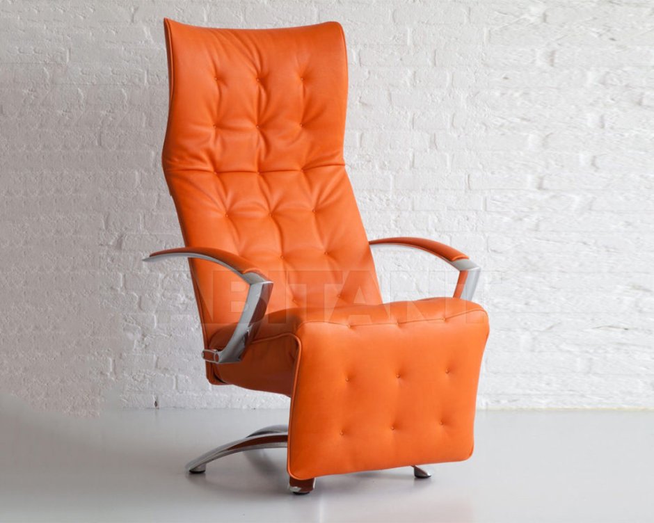 Кресло апельсинового цвета