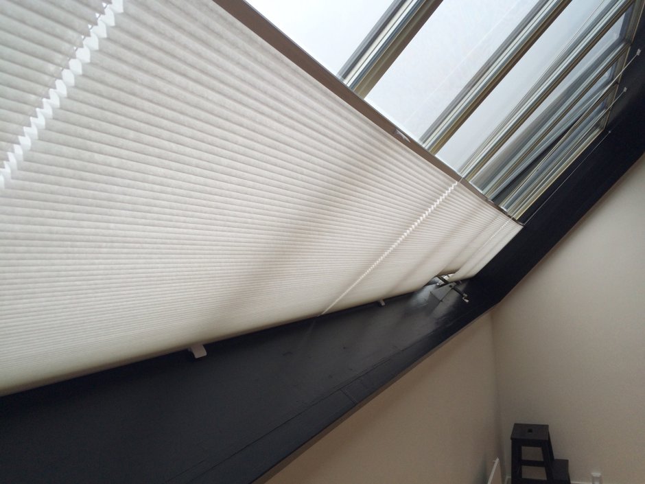 Шторы плиссе на мансардные окна