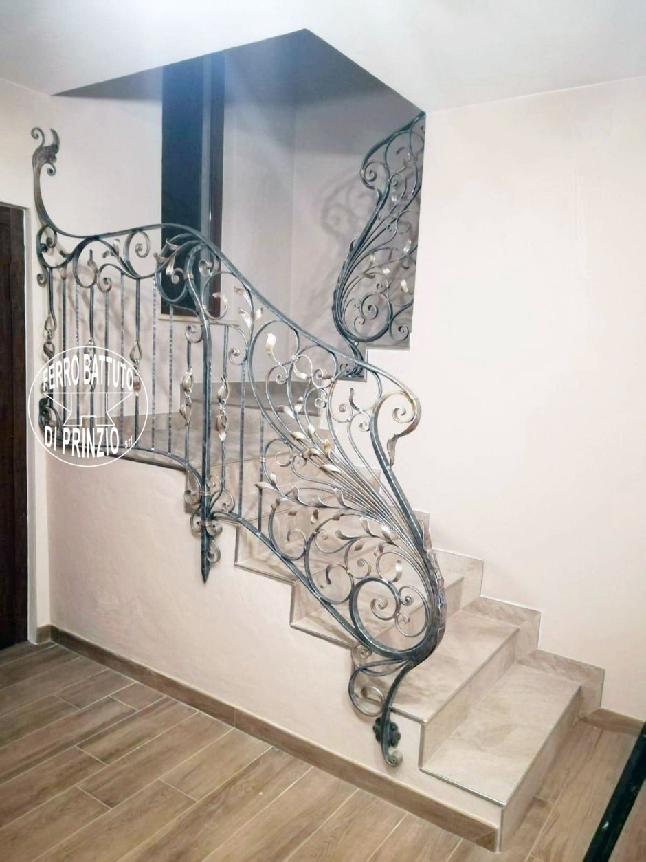 Белая лестница с металлическими балясинами