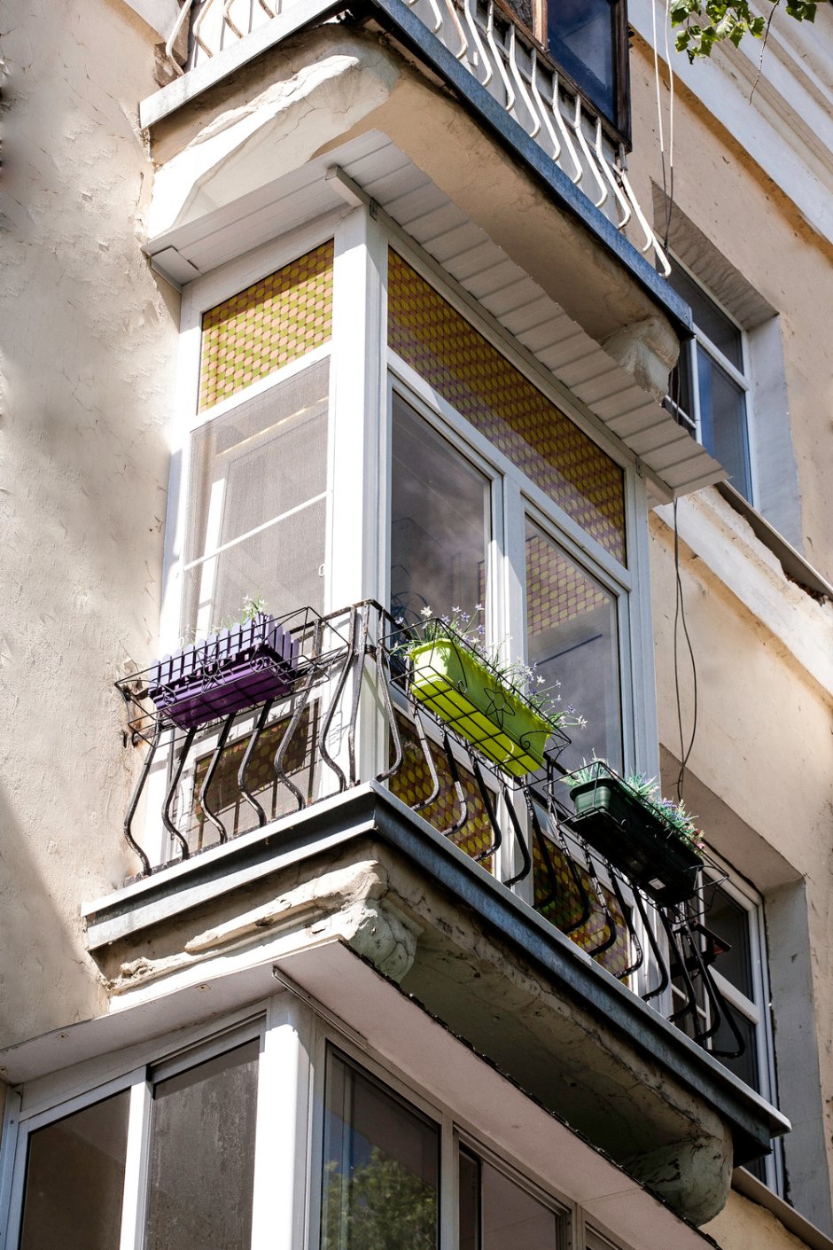 Коричневый балкон снаружи