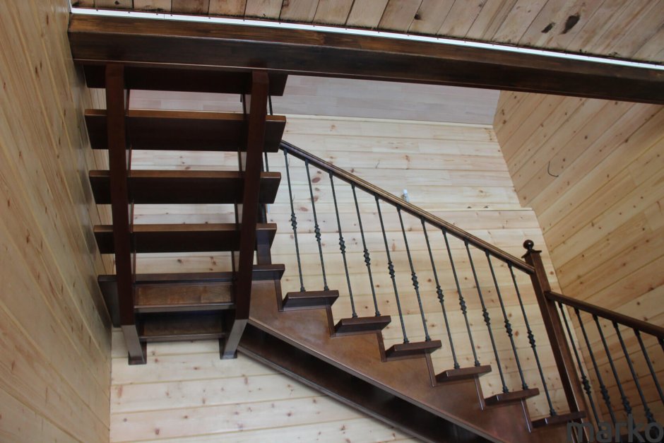 Лестница на металлическом каркасе обшитая деревом