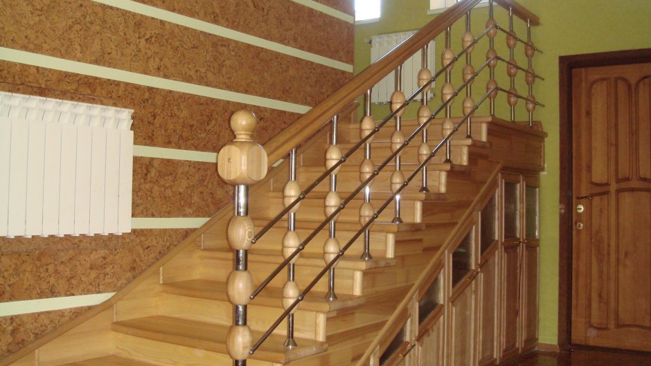 Отделка металлической лестницы деревом