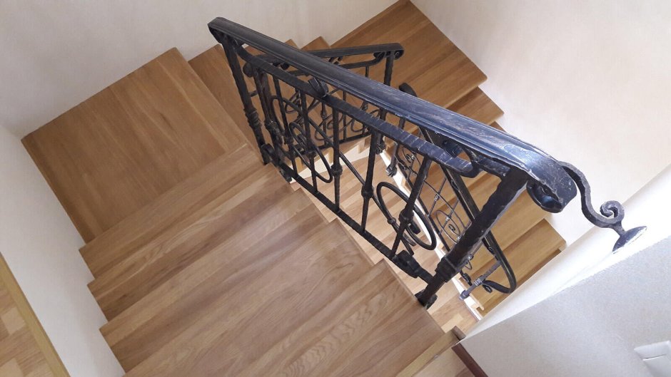 Лестница косоур сбоку монолит