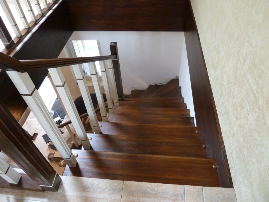 Железная лестницы обшитые ясенем