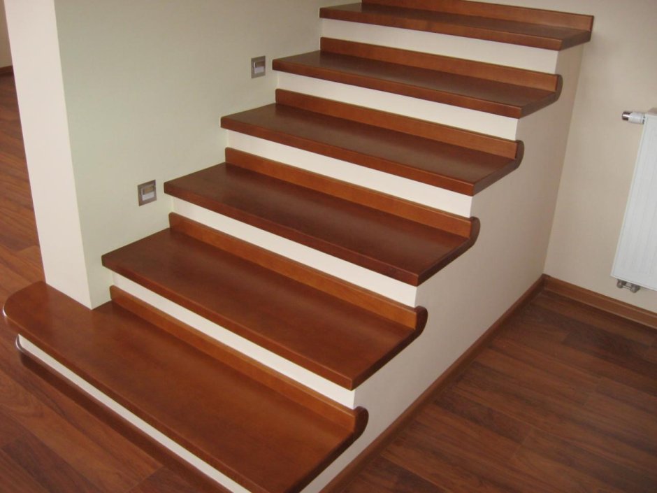 Лестница с забежными ступенями с поворотом на 90